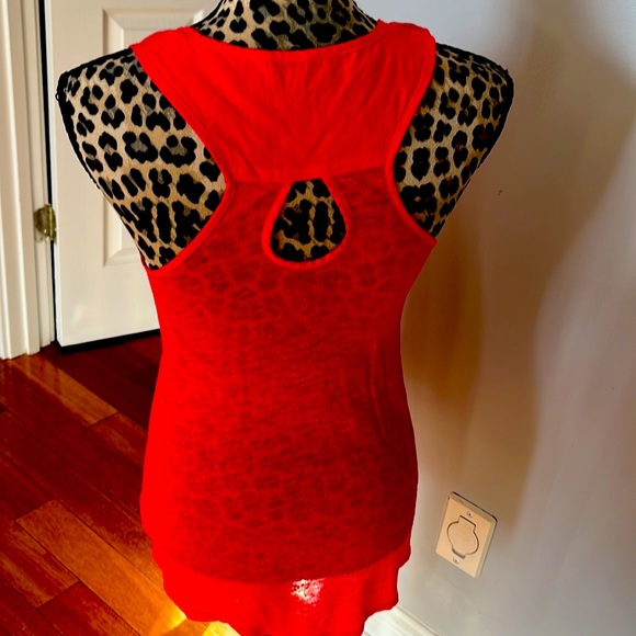 Delicate Keyhole Linen Tank small looks so cute with Jeans or Shorts - Picture 2 of 4